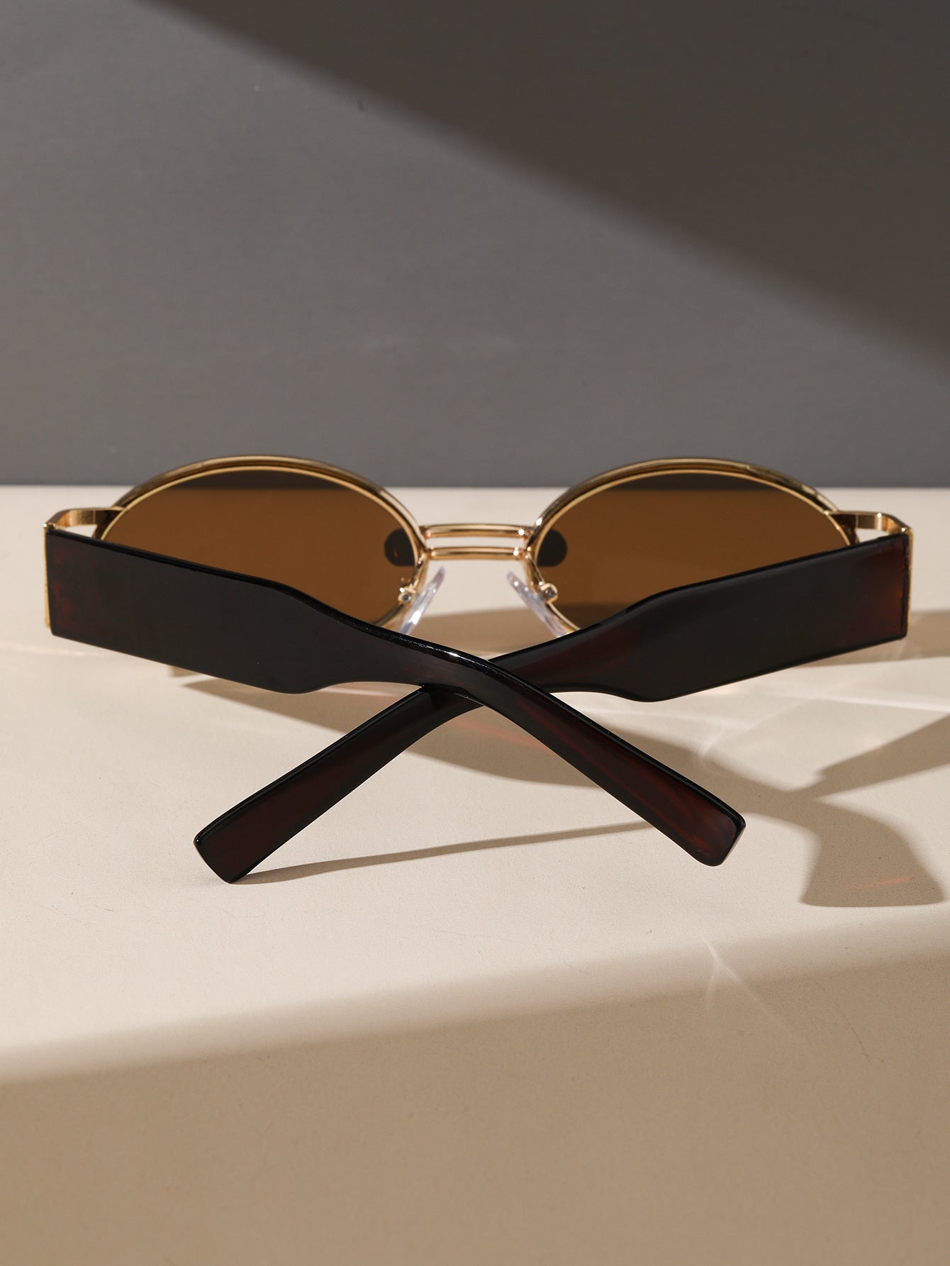 Retro-inspired leopard print unisex sunglasses for ultimate UV protection.