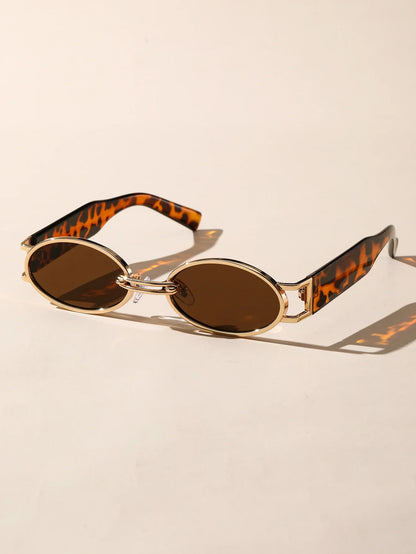 Trendsetting unisex eyewear: modern-retro design with UV protective lenses.