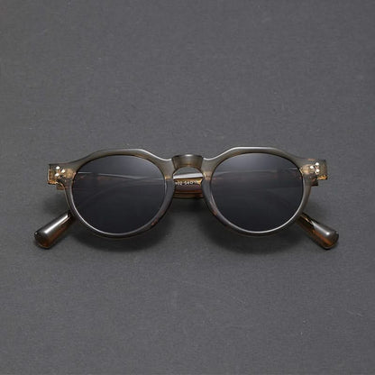 Classic retro polarized sunglasses, unisex design, offering 100% UV protection. Essential summer style eyewear.