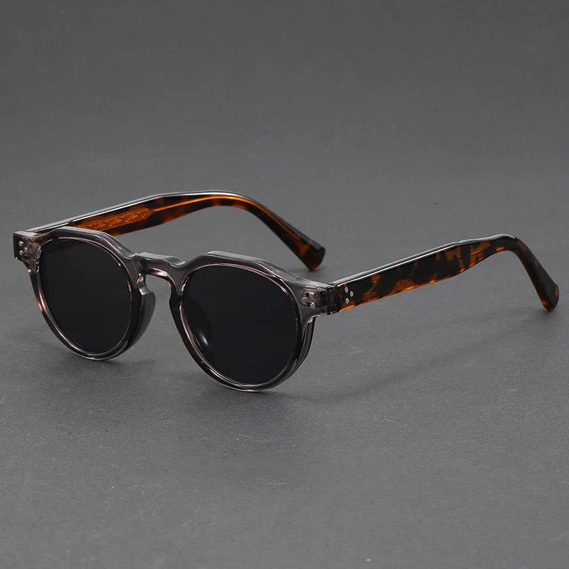 Vintage style polarized sunglasses, unisex design for ultimate UV eye protection & clear outdoor vision.