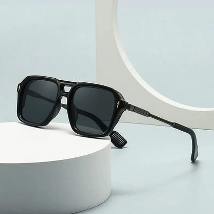 Vintage eyewear: Unisex Retro Rays sunglasses offering essential UV protection & a classic look.