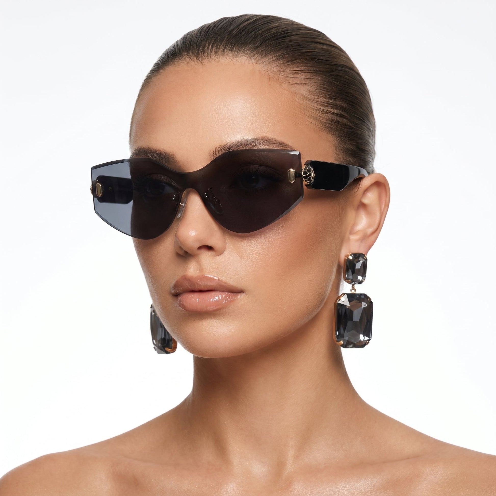 Chic retro square sunglasses, unisex appeal. Eyewear offering comprehensive UV400 protection.