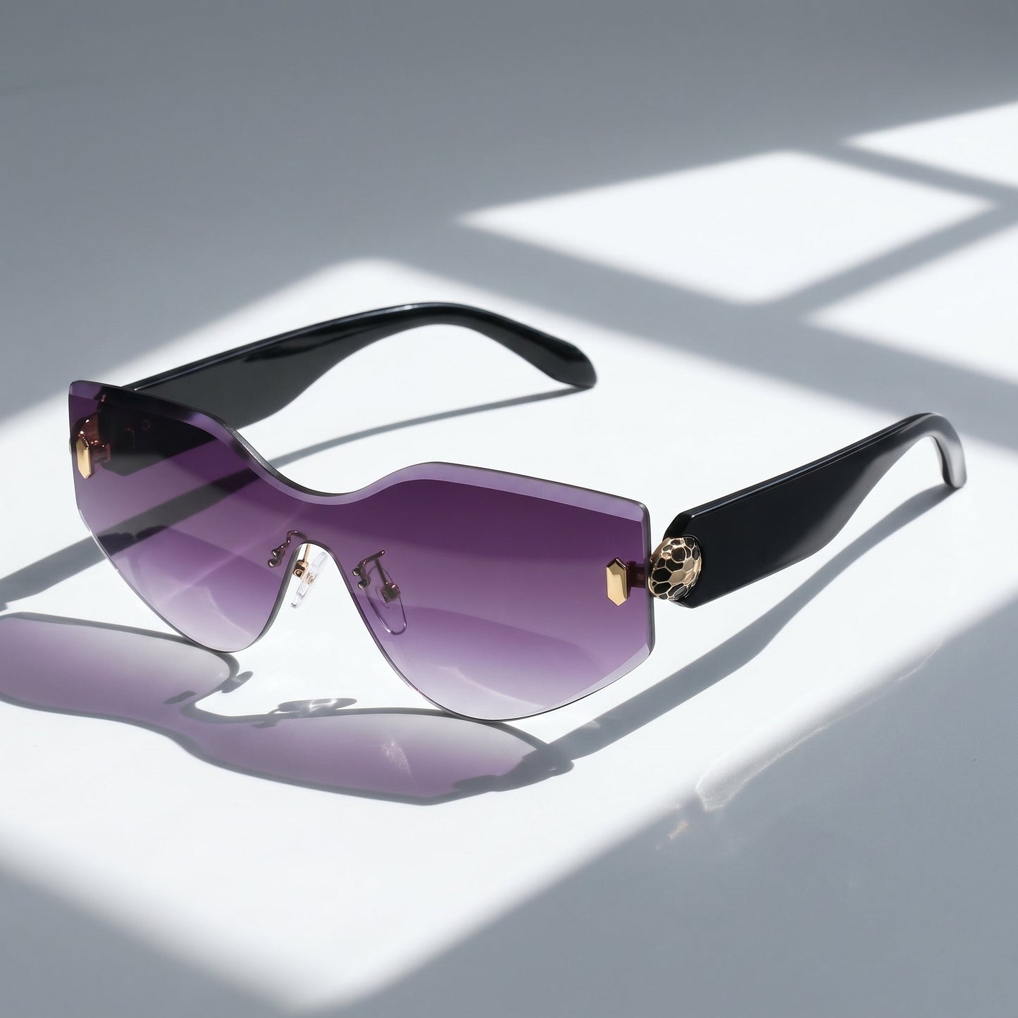 Unisex square-frame sunglasses, timeless retro style. Provides reliable UV400 eye protection.