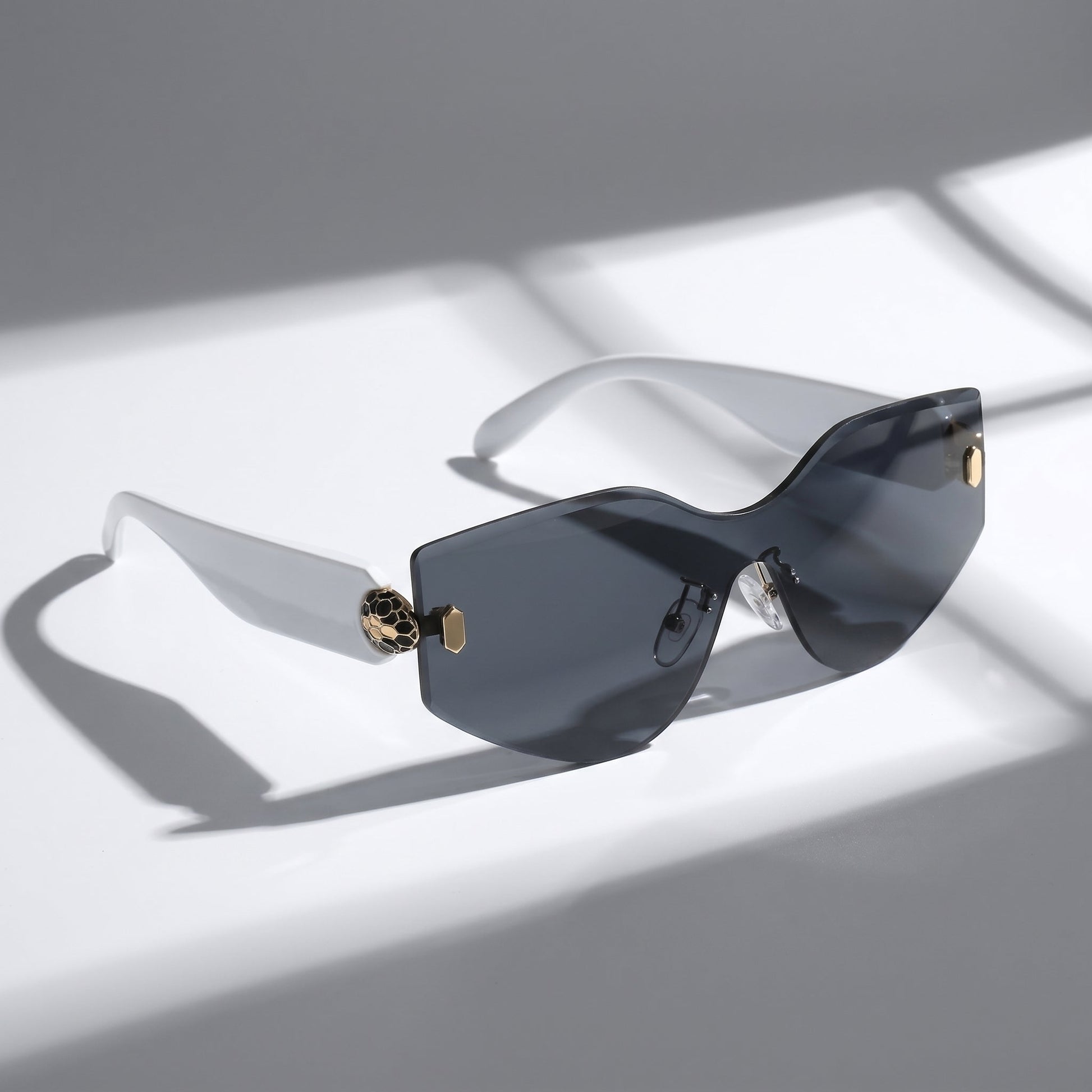 Retro square sunglasses, a stylish unisex accessory. Enhanced with crucial UV400 protection.