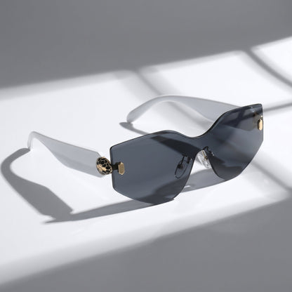 Retro square sunglasses, a stylish unisex accessory. Enhanced with crucial UV400 protection.