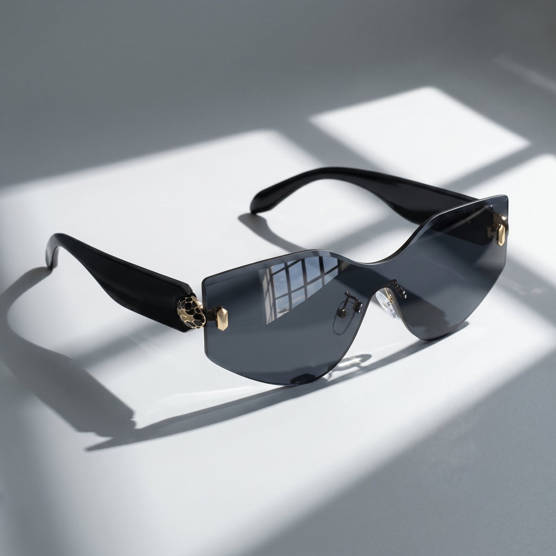 Modern square-frame unisex sunglasses. Combines fashion with vital UV400 sun protection.