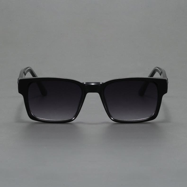 Classic unisex retro squared-frame sunglasses, a versatile fashion accessory.