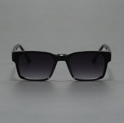 Classic unisex retro squared-frame sunglasses, a versatile fashion accessory.