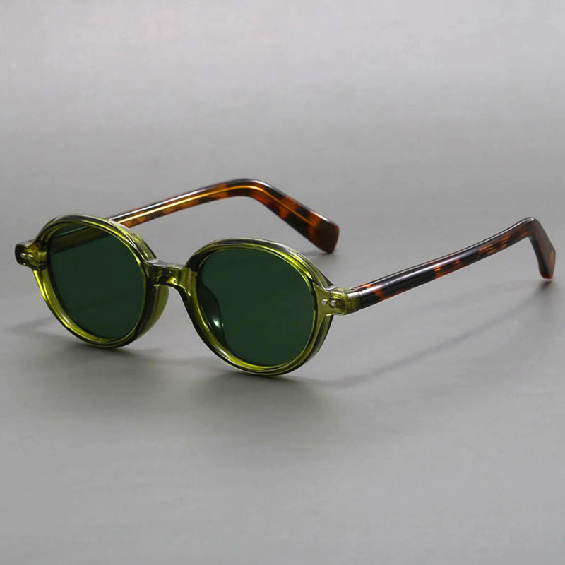Unisex retro sunglasses with stylish UV protection and anti-glare lenses. Classic vintage design for fashion-forward eyewear.