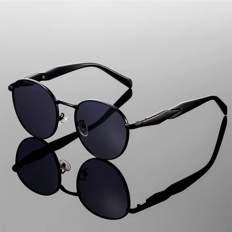 Modern unisex rounded metallic sunglasses, providing complete UV400 eye protection. Fashionable eyewear.