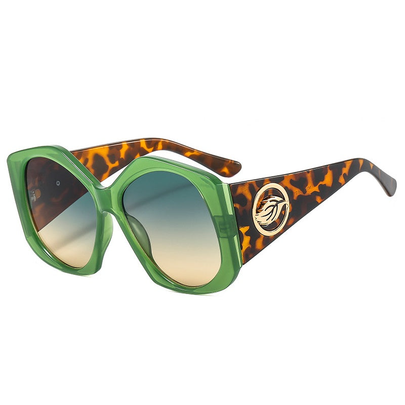Model wearing sharp rhombus sunglasses, showcasing stylish and trendy unisex eyewear fashion.