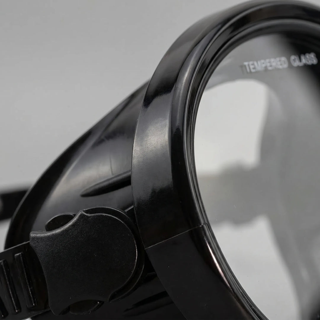 Tempered glass single-lens diving mask for ocean exploration, snorkeling, and underwater clarity. Unisex fit.