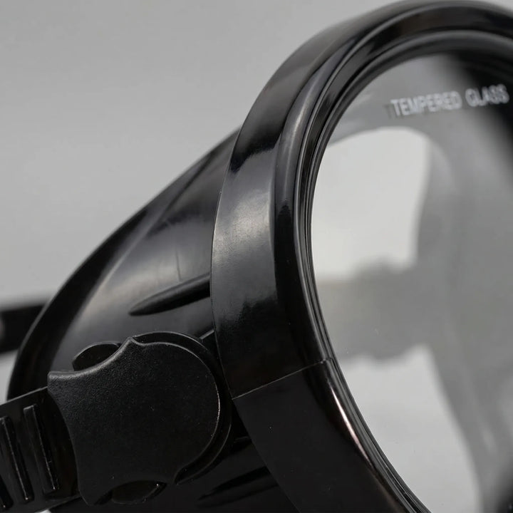 Tempered glass single-lens diving mask for ocean exploration, snorkeling, and underwater clarity. Unisex fit.