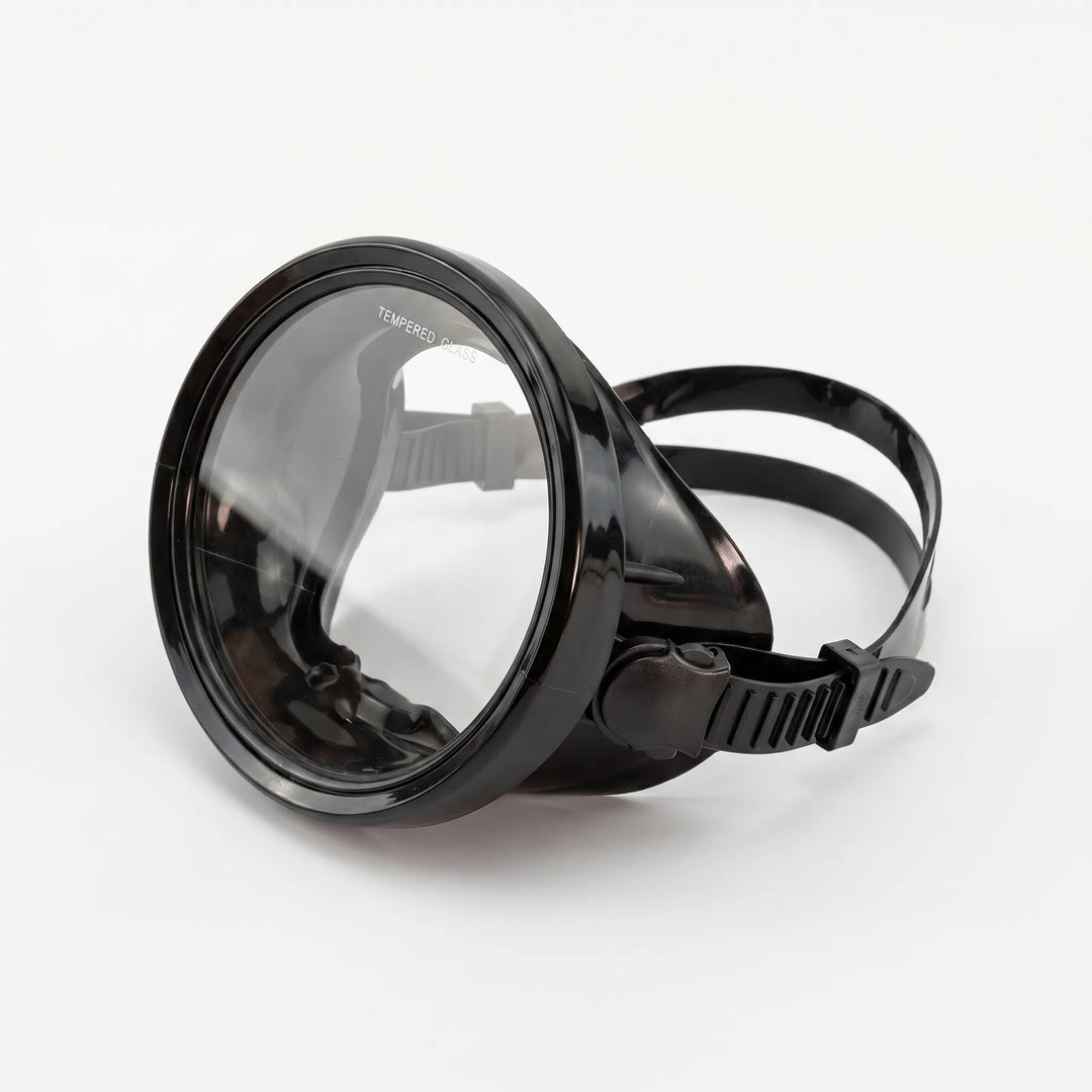 Unisex diving mask with single tempered glass lens for wide, clear underwater snorkeling & swim views.