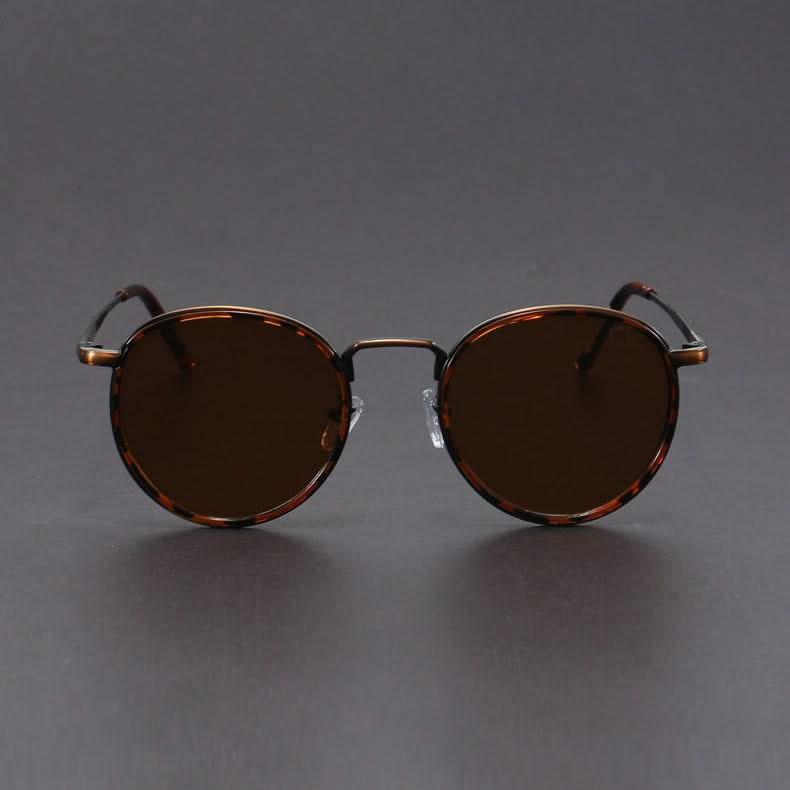 Modern unisex aviator sunglasses, sleek metal design, premium UV protection.