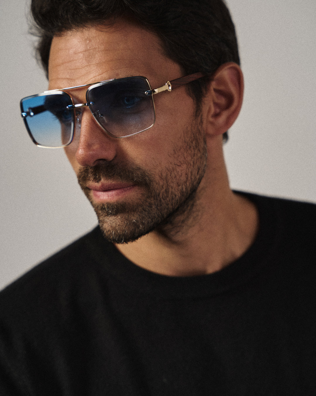 Stylish unisex square lens sunglasses with wood arms, enhancing any urban fashion look.
