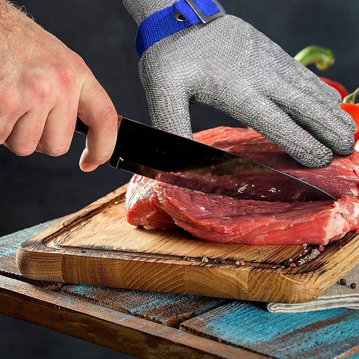 Industrial cut-resistant work gloves, unisex stainless steel for hand protection in demanding jobs.