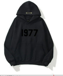 Urban wear hooded sweatshirt with a distinctive 1977 vintage print and classic raglan sleeves.