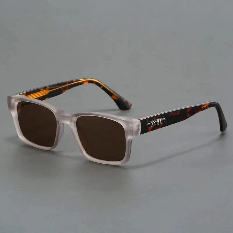 Trendy squared sunglasses, unisex and stylish, ensuring complete UV protection for your eyes.