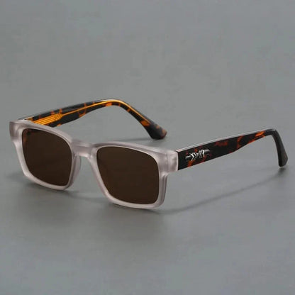 Trendy squared sunglasses, unisex and stylish, ensuring complete UV protection for your eyes.