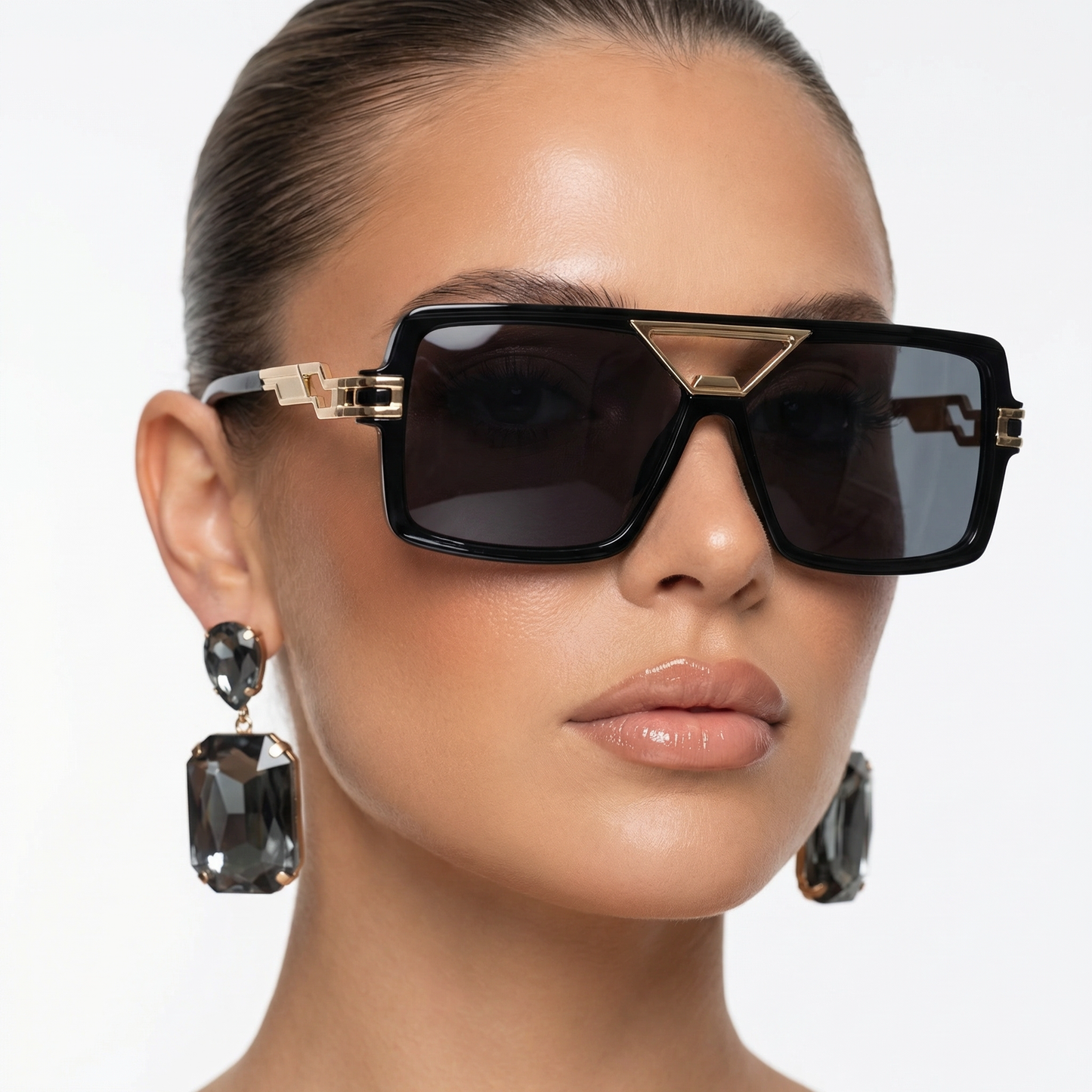 Modern metal frame unisex sunglasses, providing advanced UV400 eye protection & style.