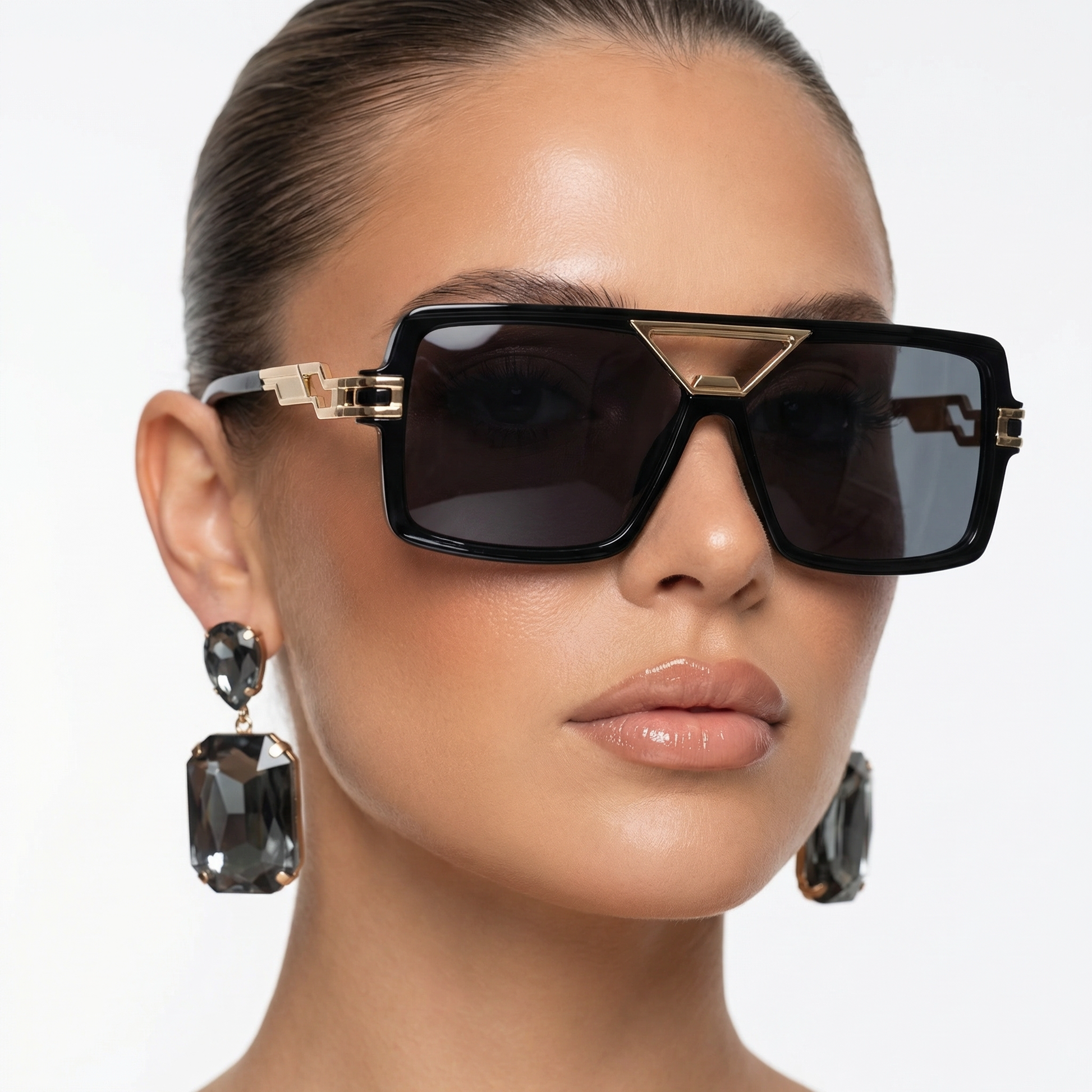 Modern metal frame unisex sunglasses, providing advanced UV400 eye protection & style.