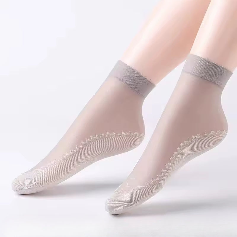 Summer-ready unisex socks: sweat-absorbing, breathable, & moisture-wicking for cool, dry feet.