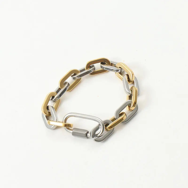 Durable unisex chunky two-tone carabiner bracelet in gold-plated stainless steel for a modern look.