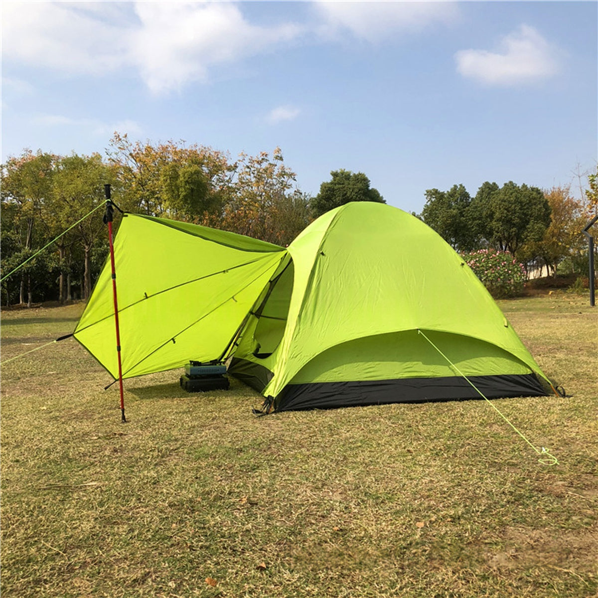 Storage pockets inside the unisex 3-person waterproof camping tent