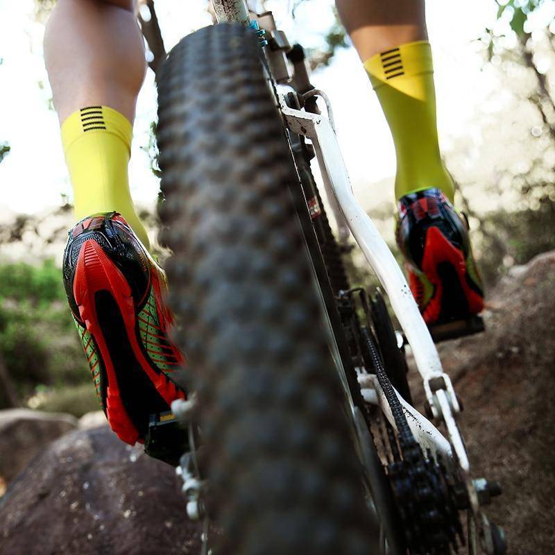 Breathable athletic footwear for cycling, carbon fiber sole