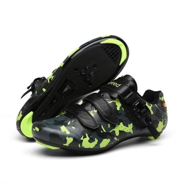 Pair of black unisex ultralight cycling shoes, ideal for road and MTB, featuring Velcro closures