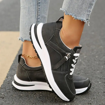 Comfortable unisex athletic shoes with vintage design, soft cushioning & lace-up closure for casual wear.