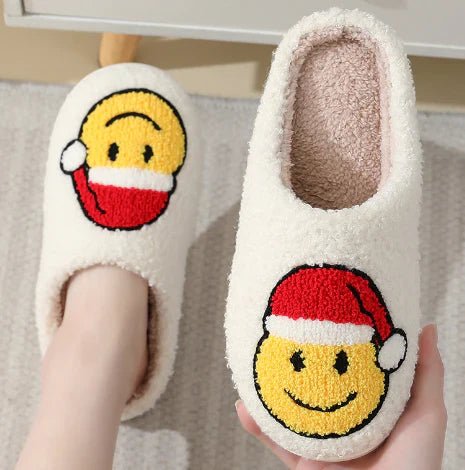 Unisex festive deer motif slippers, designed for ultimate warmth and non-slip security indoors.