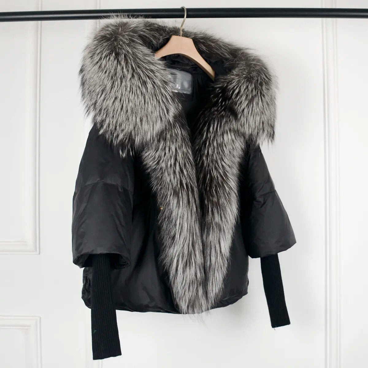 Lightweight unisex puffer jacket, a versatile winter coat providing warmth and comfort for cold weather.