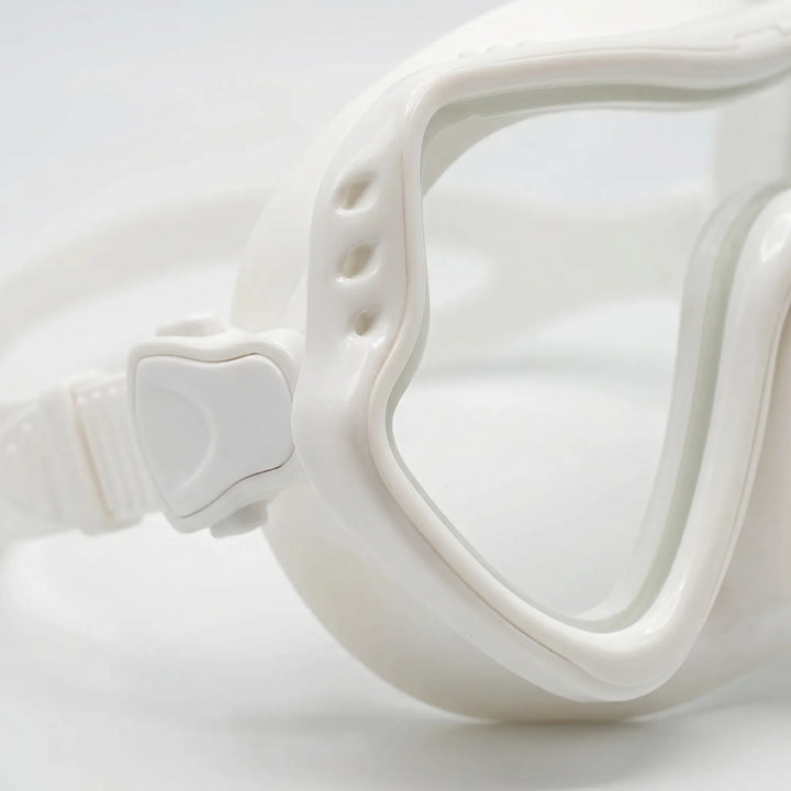Crystal clear tempered glass lens of a wide view snorkeling mask for unobstructed underwater exploration.