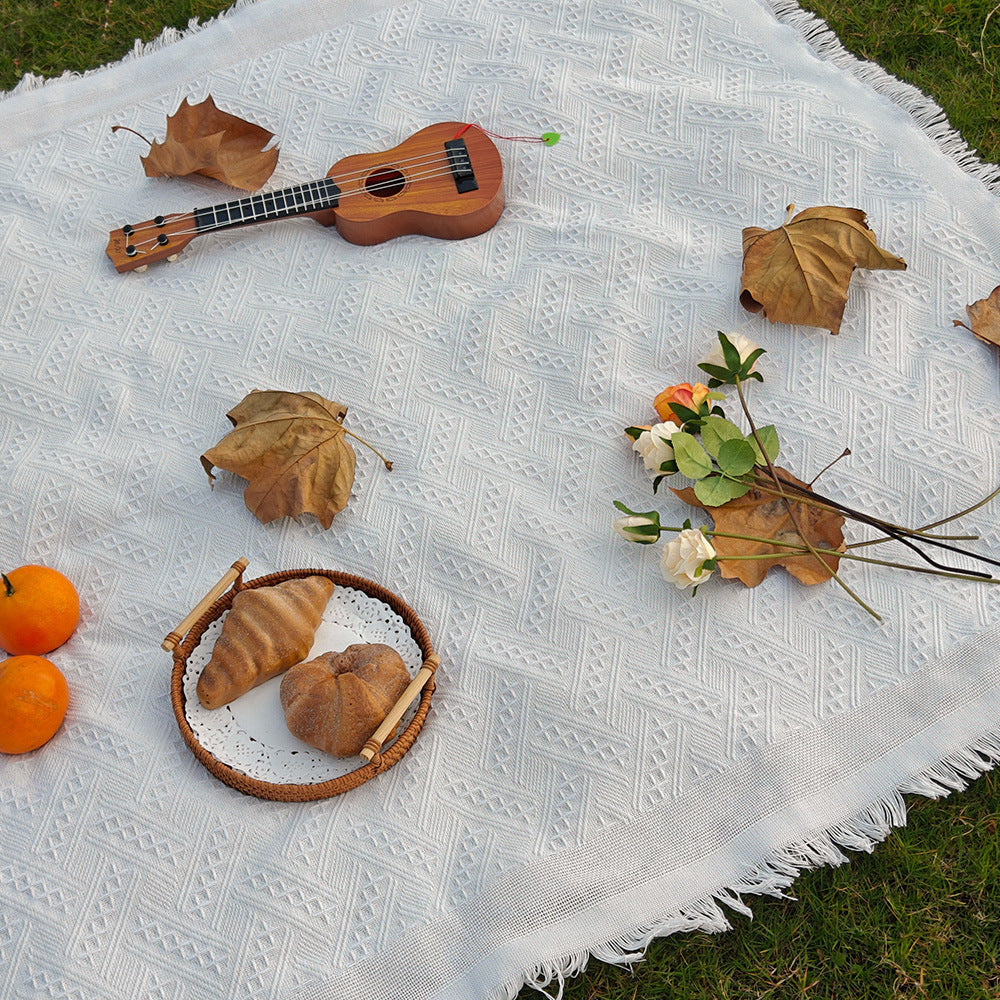 Versatile outdoor throw, checkered design, perfect for camping, travel & home styling