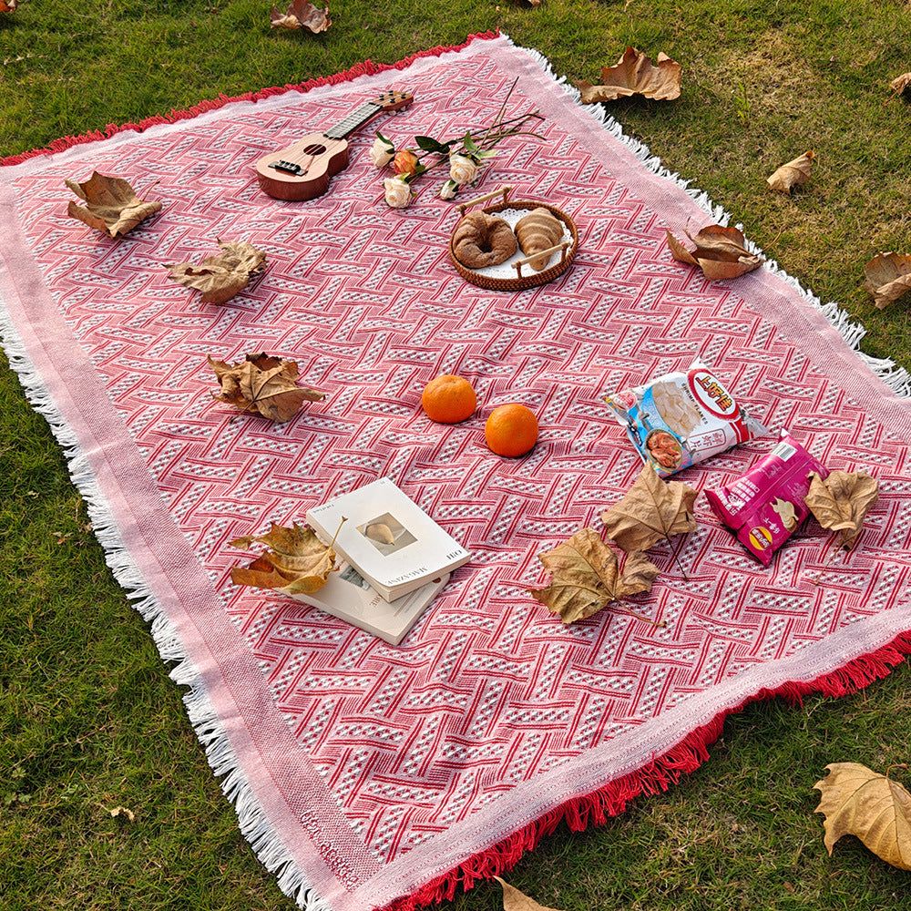 Travel blanket with checkered pattern, easy care and moisture resistant for adventurers