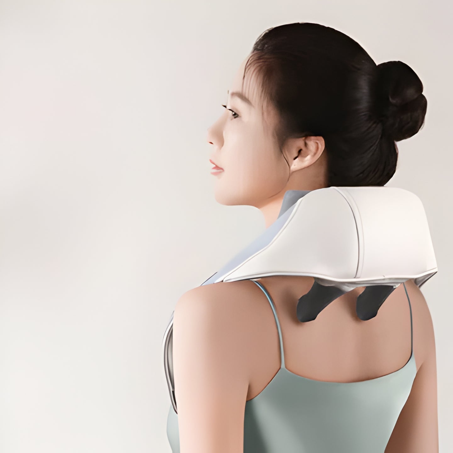 Wireless neck & shoulder heat massager for deep tissue pain relief and muscle relaxation, featuring heat therapy.