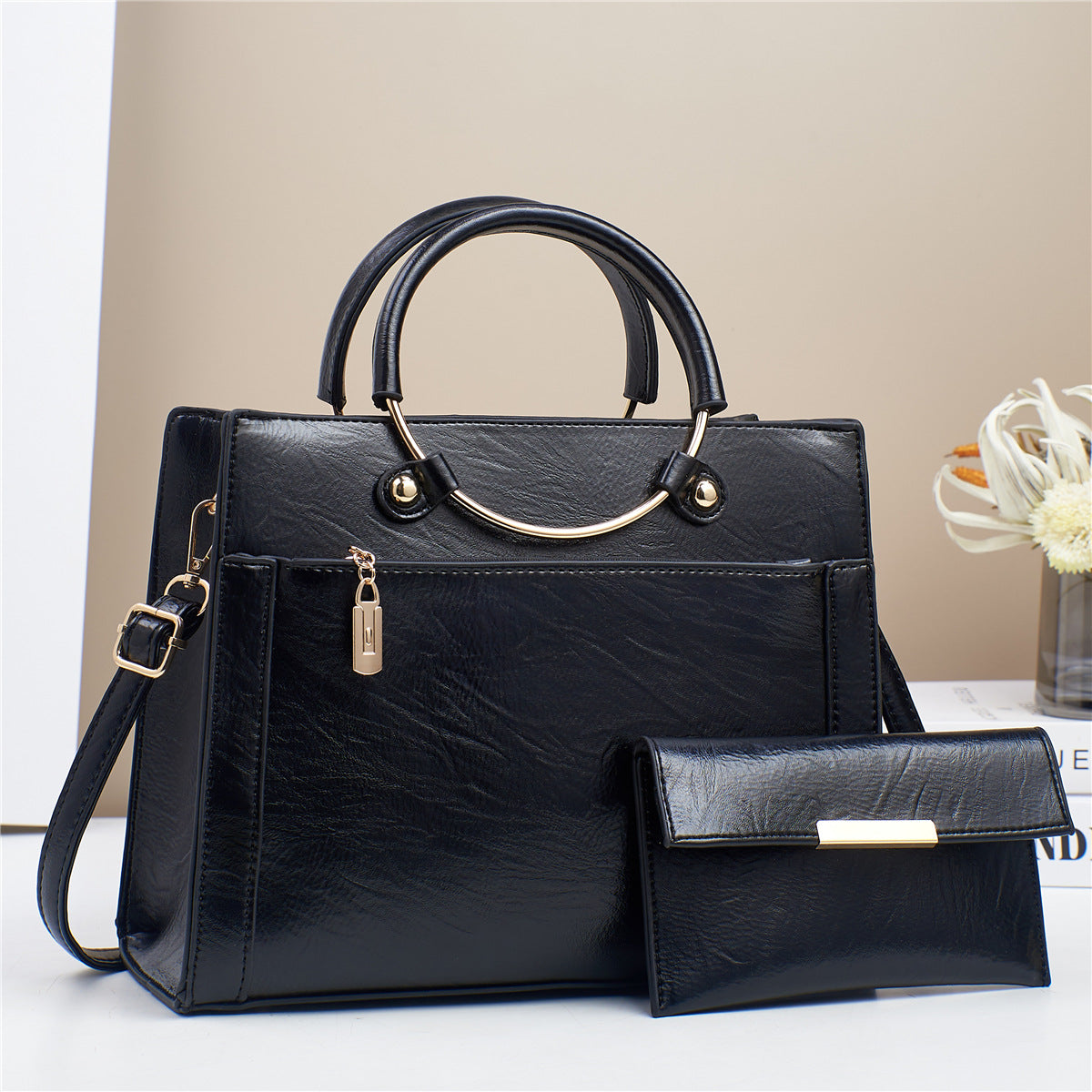 Everyday essential: Women's versatile 2-piece shoulder handbag and crossbody purse set.
