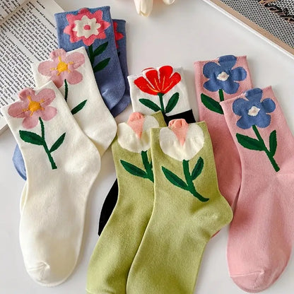 Women's 5-pack floral print everyday socks. Comfortable cotton blend mid-calf socks for casual wear.