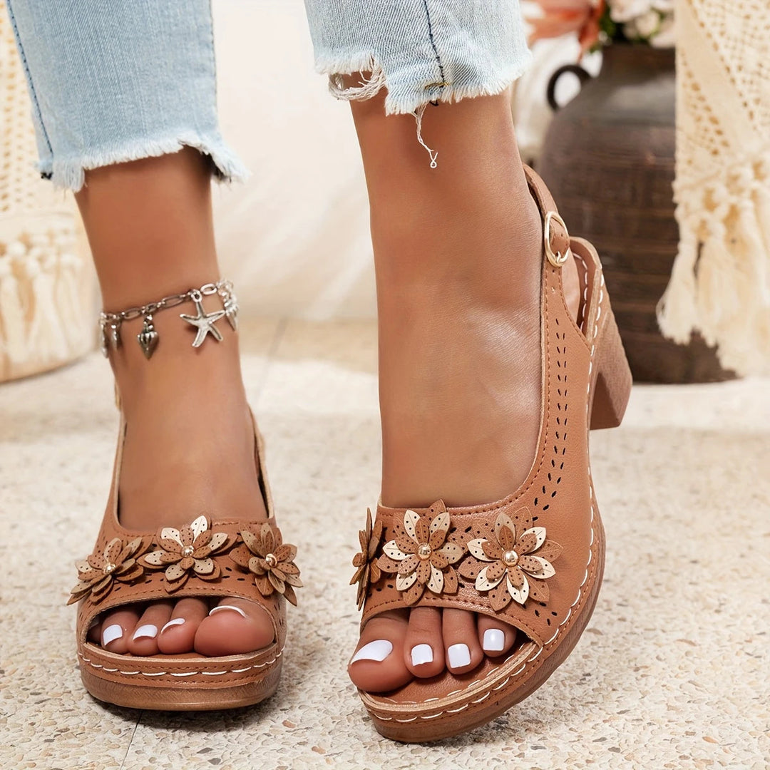 Comfortable flat women's sandals with adjustable straps, ideal for daily wear.