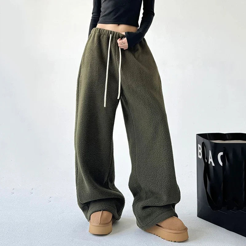 Women's Alta relaxed fit sweatpants in soft fabric for ultimate comfort, perfect as lounge or casual wear.