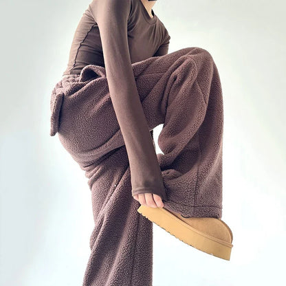 Women's Alta drawstring sweatpants in a relaxed, comfortable fit, perfect for everyday casual or lounge style.