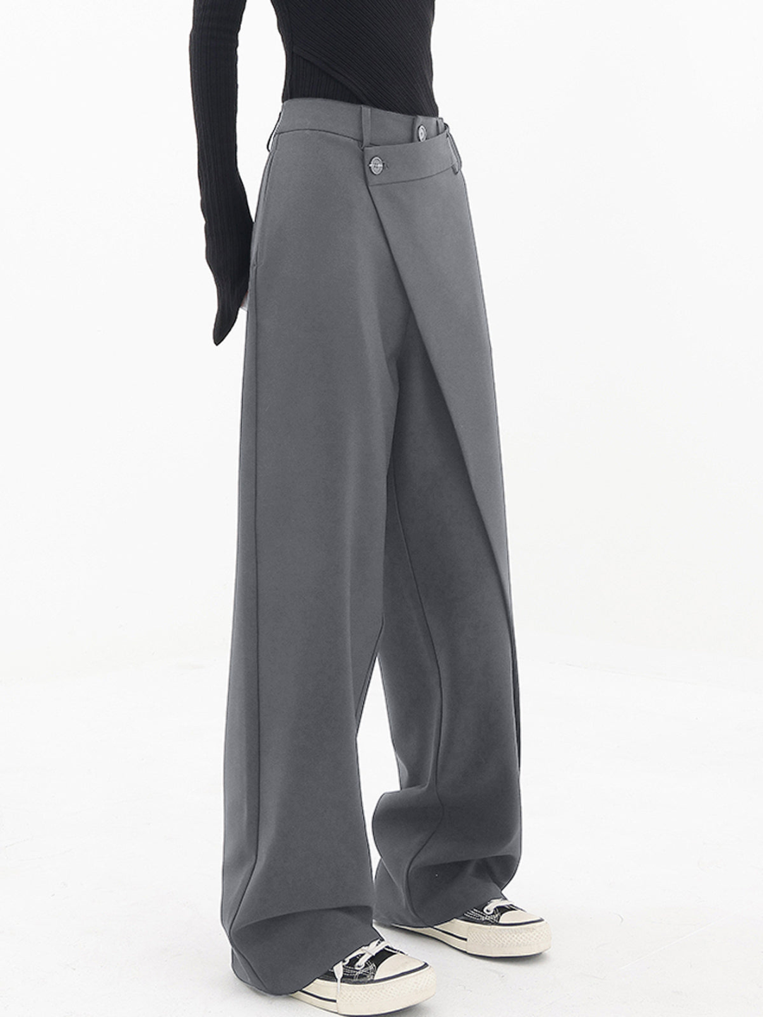 Versatile women's baggy trousers, perfect for casual or chic outfits, featuring a relaxed fit and asymmetric waist.