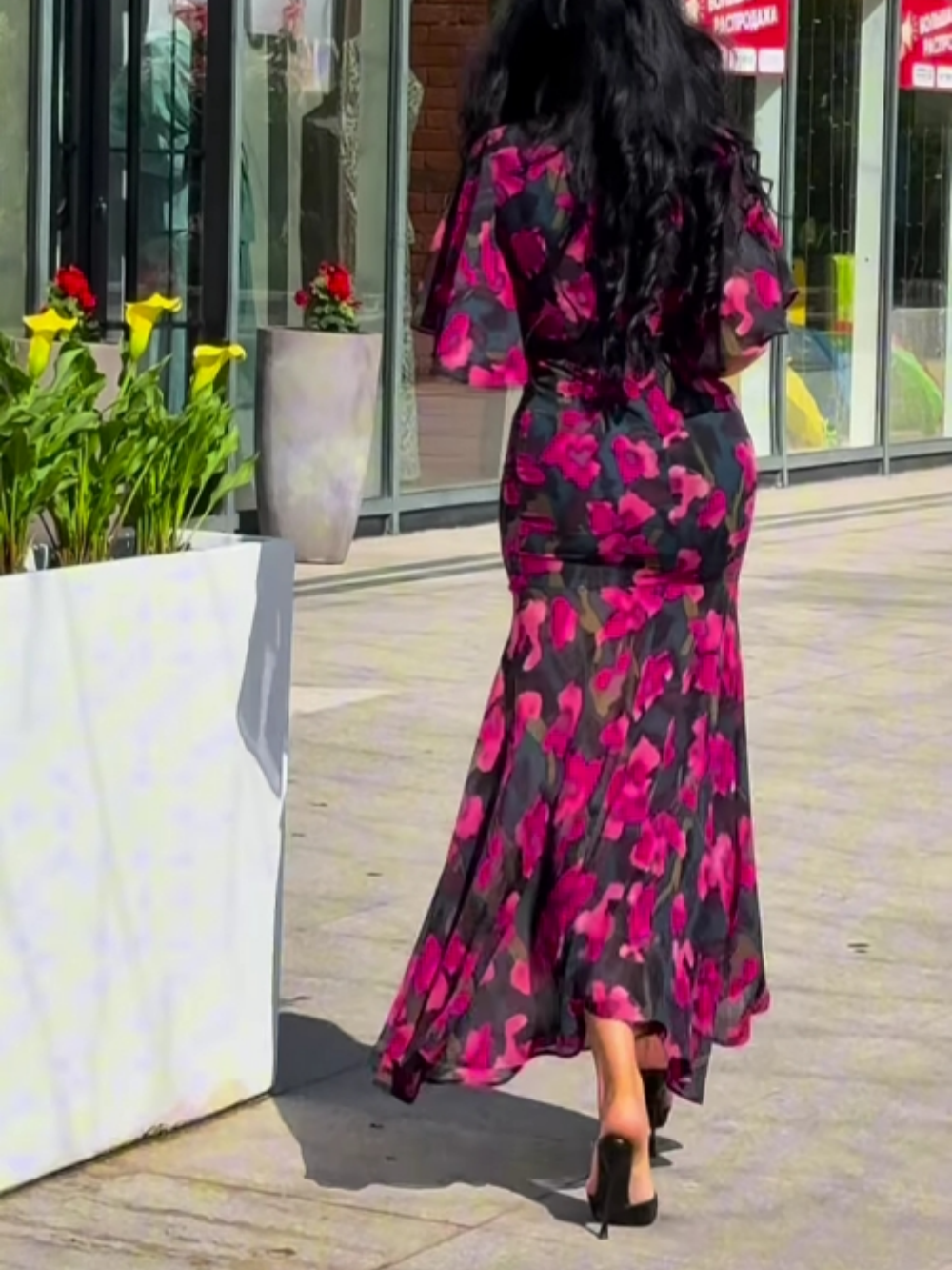 Effortless women's maxi dress featuring a vibrant floral print, flattering V-neck, and stylish trumpet sleeves.