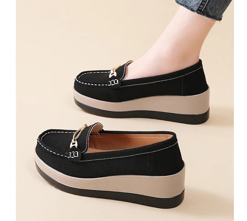 Black orthopedic platform loafers for women, engineered for supreme comfort and enduring style.