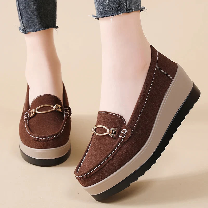 Women's casual black platform loafers, combining fashion with essential orthopedic comfort.