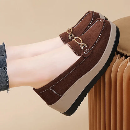 Supportive black platform loafers for women, ensuring all-day comfort with orthopedic features.