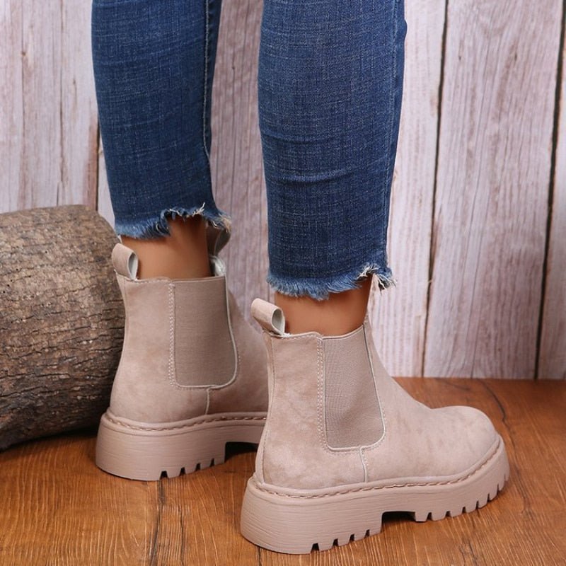 Fashionable women's black platform Chelsea boots, elastic side panels, chunky sole. Perfect for casual streetwear.