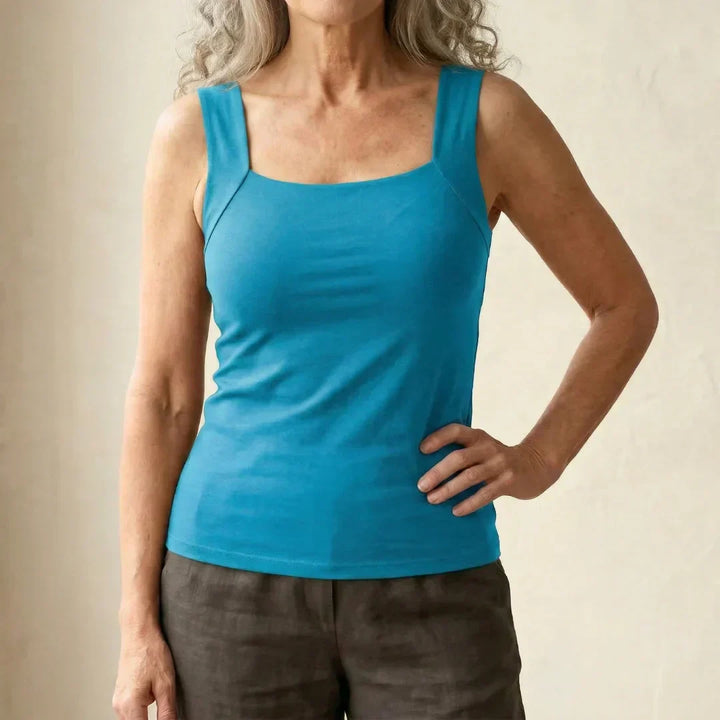 Stylish women's built-in bra support tank, perfect for casual outings and versatile pairing.